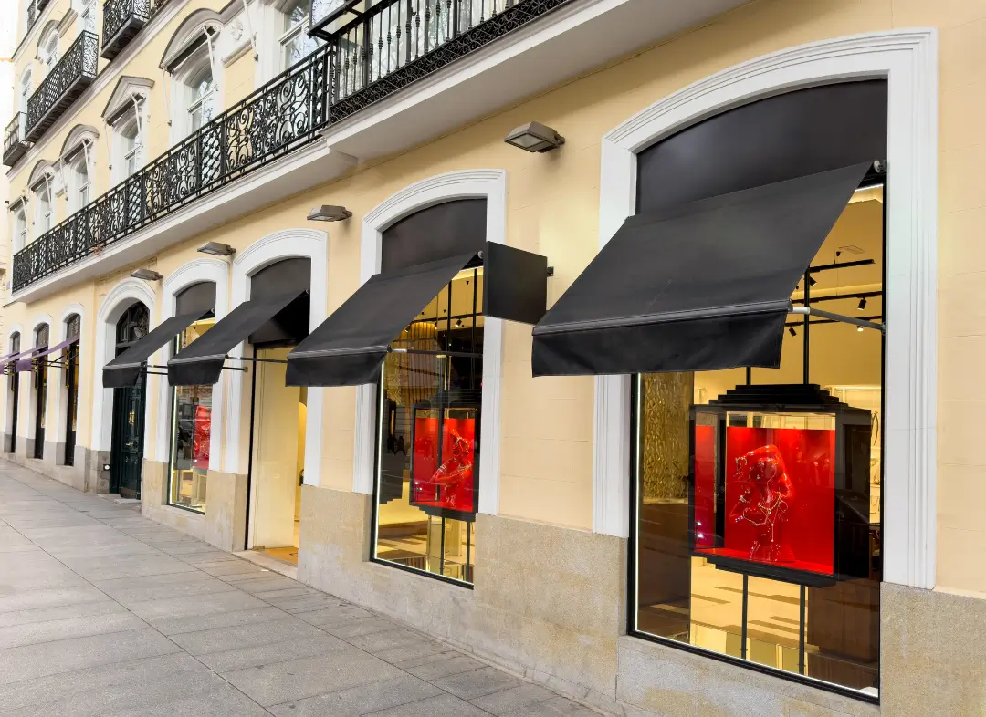 Façade vitrine de magasin en aluminium sur mesure à Breuillet